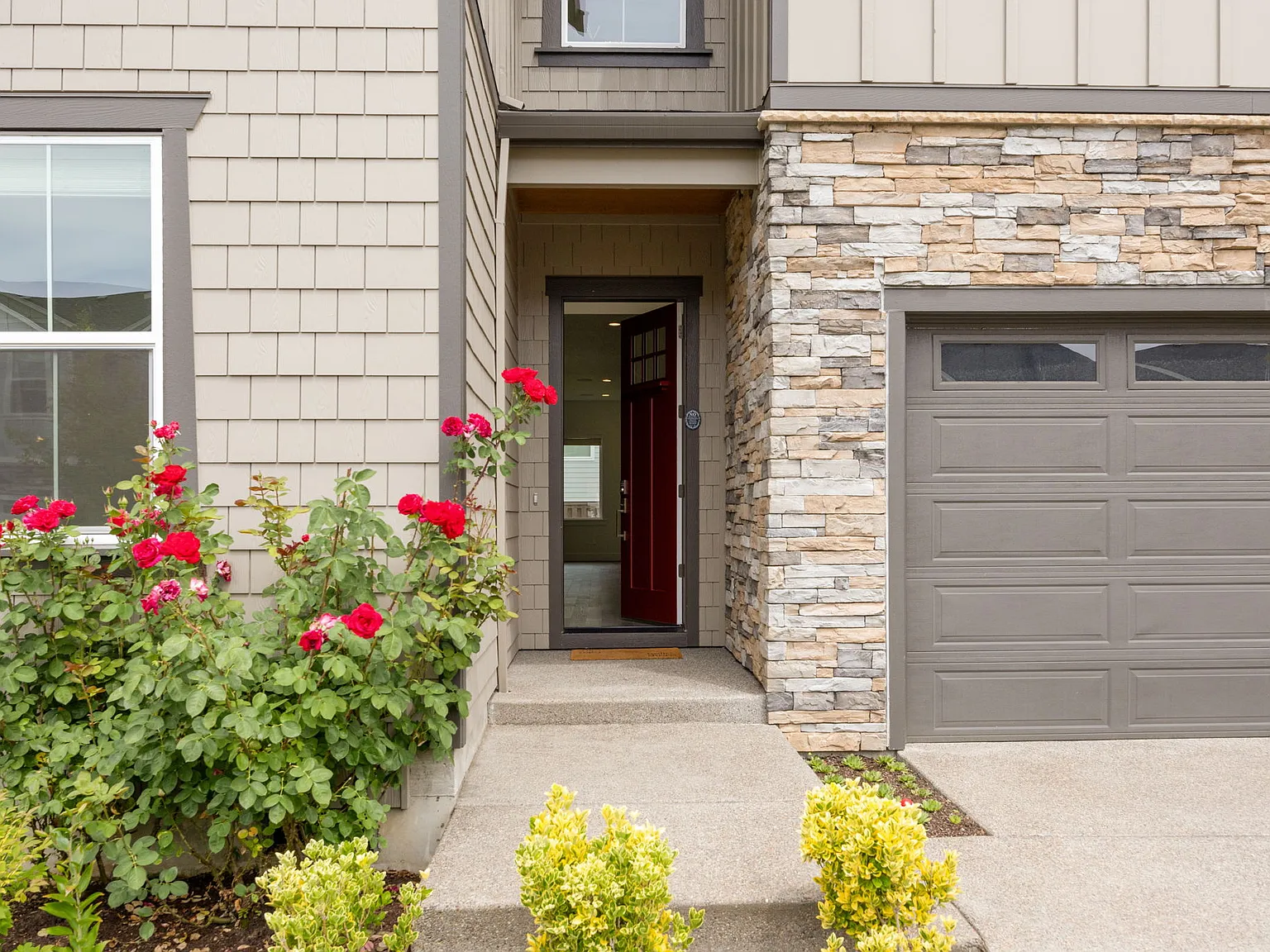 5 bed, 3328 sqft, $3,995 — Photo 3