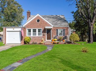 15 Sunset Rd, Valley Stream, NY 11580