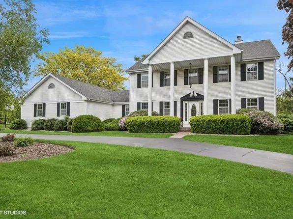 1302 Moraine Dr, Woodstock, IL 60098