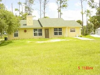 Horse barn with 10 stalls, 5 acres, close to arena