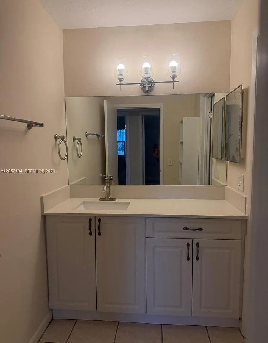 2 bed, 867 sqft, $2,200 — Photo 1