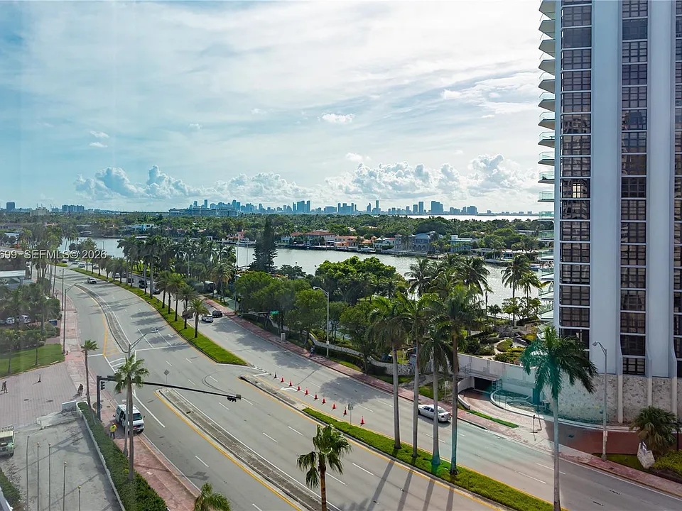 5445 Collins Ave #1108