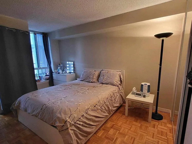 801 King St W #827 — Photo 4