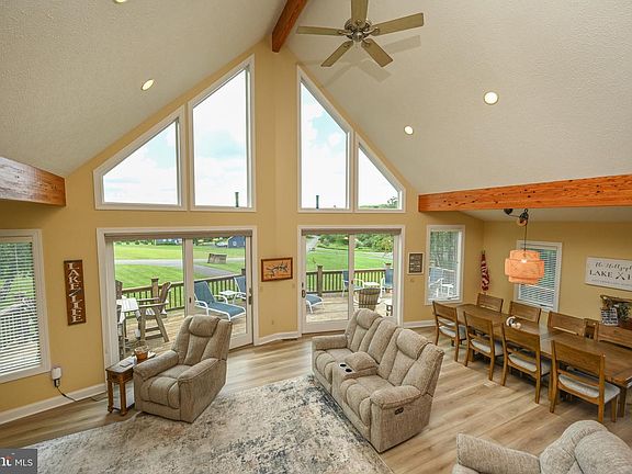 3rd image of 8 Hidden Cove Ct