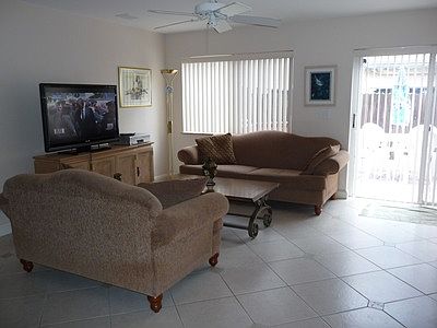 LARGE FAMILY ROOM 