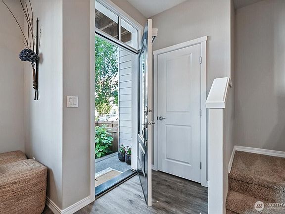 Entrance / Foyer>