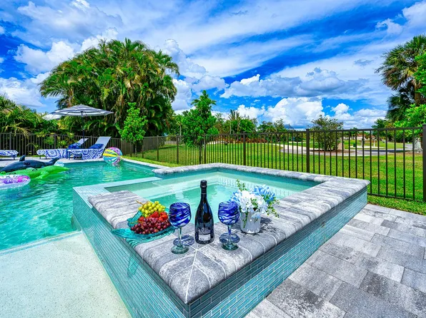 1618 Forest Lakes Blvd, Naples, FL 34105