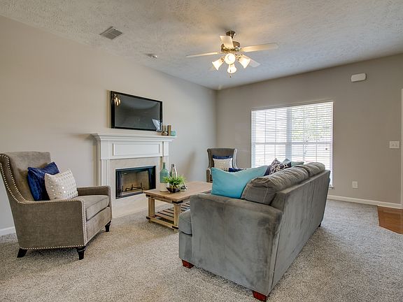 Living Room w Fireplace