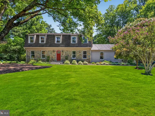 723 Forest Ridge Dr, Great Falls, VA 22066