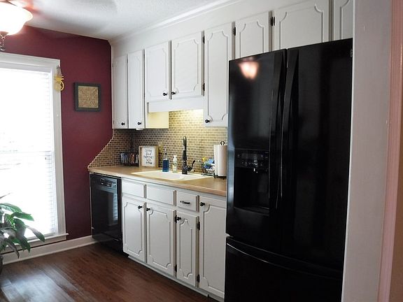 3rd image of 104 Woodhaven Ct
