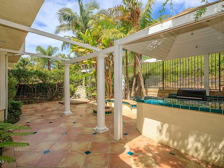 3035 Hollycrest Ave — Photo 3