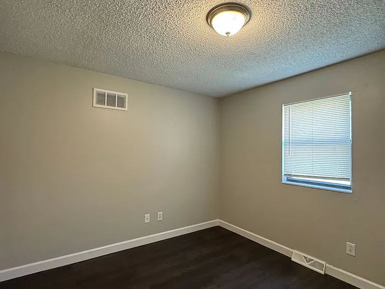 1104 E South Ave — Photo 6