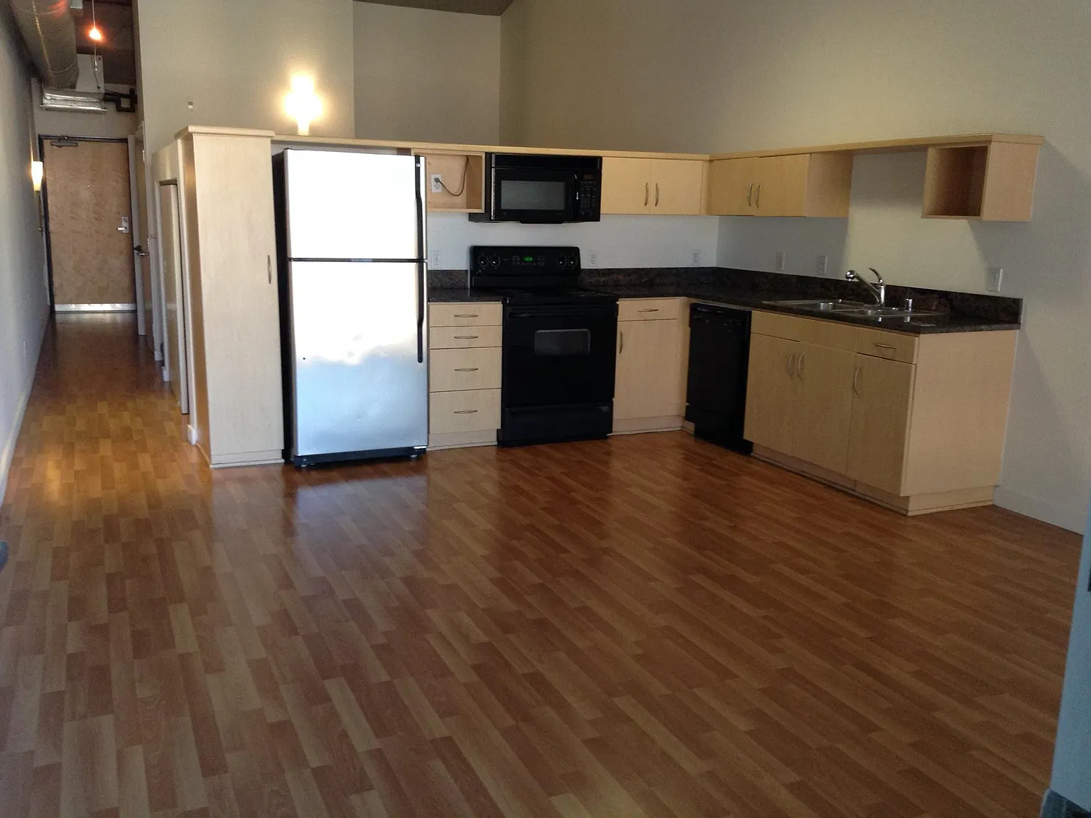 1 bed, 737 sqft, $2,200 — Photo 3