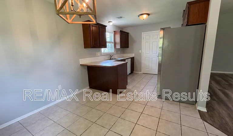 2400 SW 15th St — Photo 8