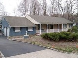 12 Middle Ct, Miller Place, NY 11764