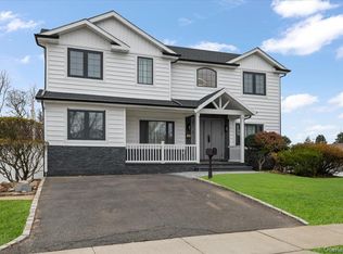 2 Elf Rd, Syosset, NY 11791