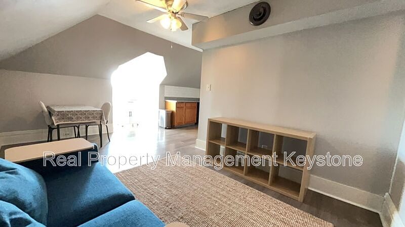 1st image of 923 Chislett St Floor 3