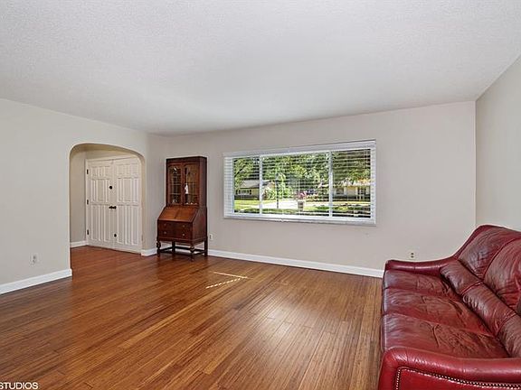 3rd image of 1600 Pinar Dr