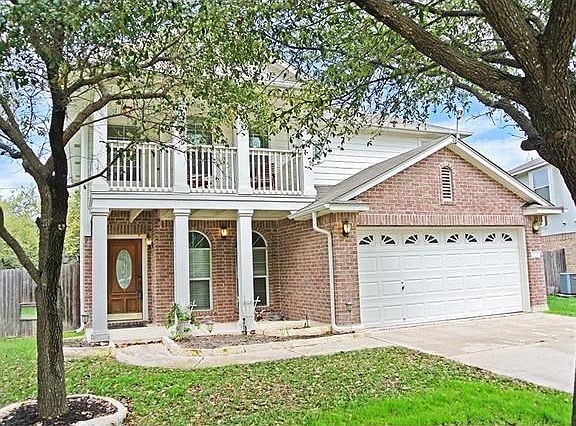 Great shade trees in the front yard of this cul-de-sac lot.