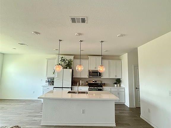 4th image of 2909 Saint Regis Dr