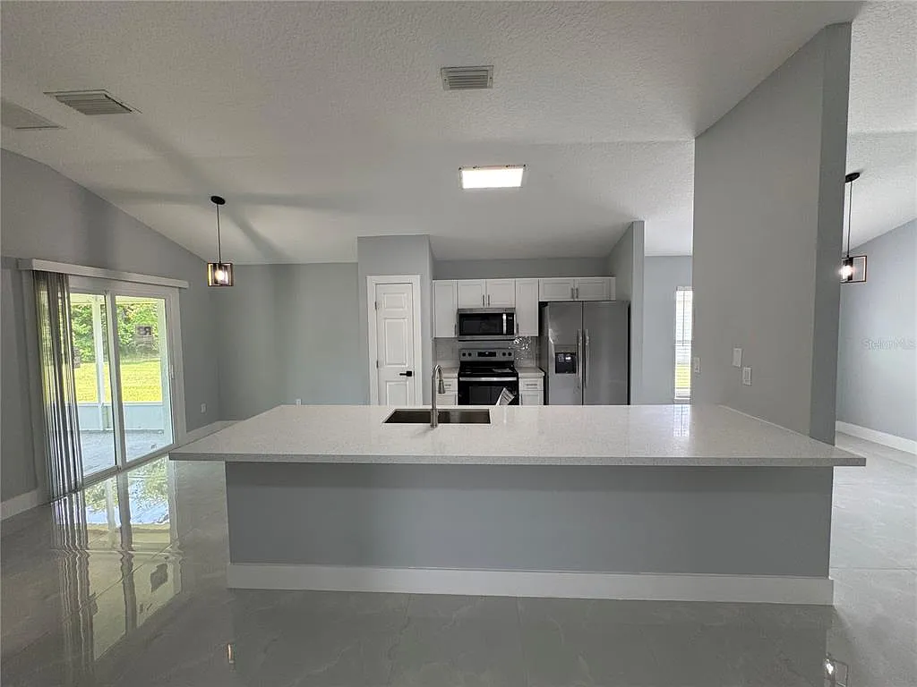 3 bed, 2.0 bath, 1575 sqft, $2,000 — Photo 3