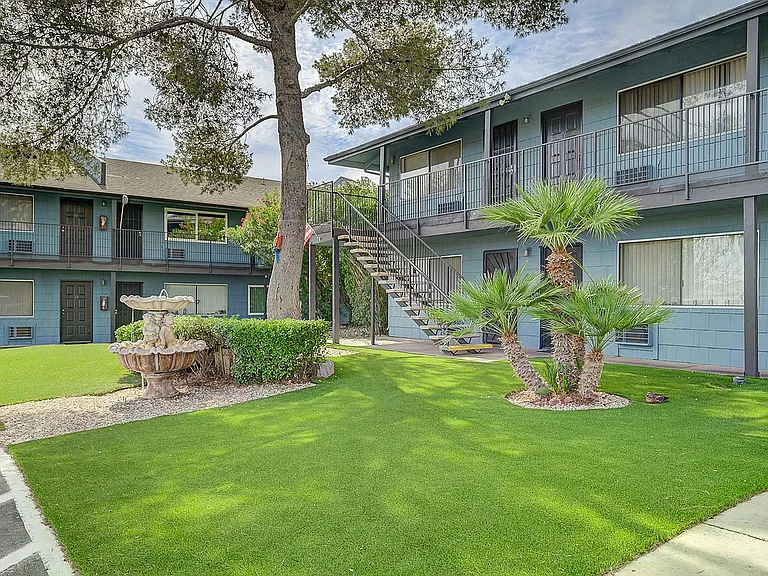 4050_Palos Verdes St-11