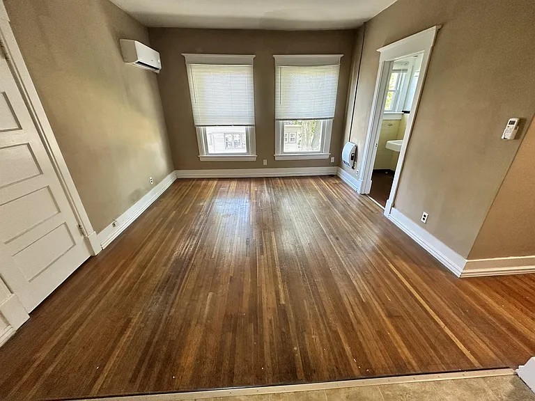 505 1/2 E Locust St — Photo 8