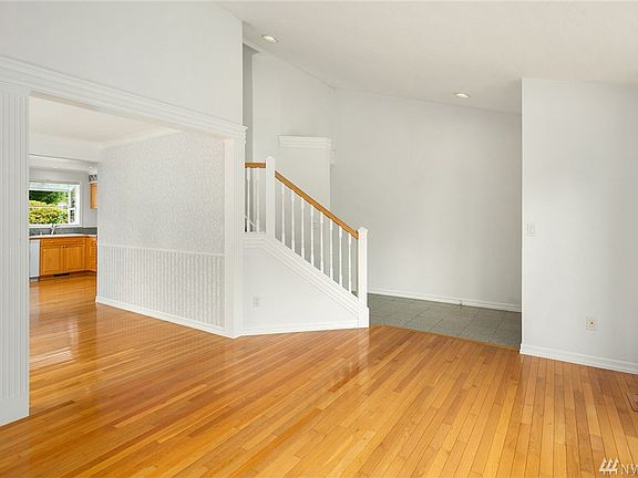 4th image of 390 Ogle Pl NE