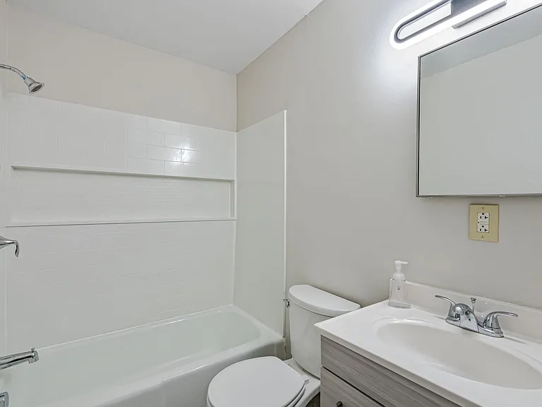 Brooklane Manor Apartments — Photo 15