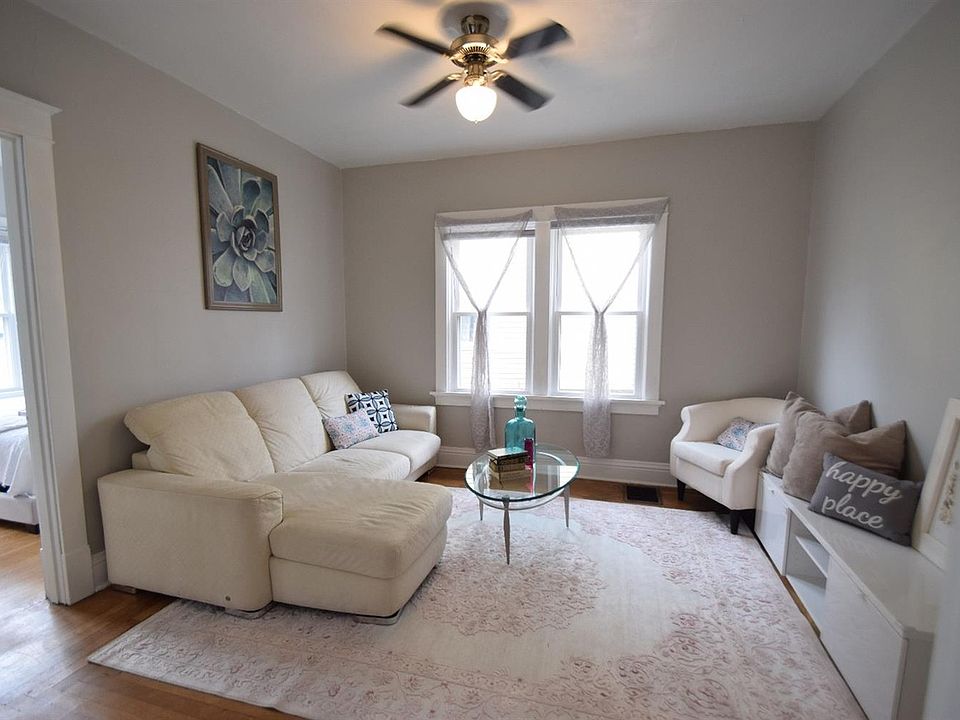 Living room (view from entry room)