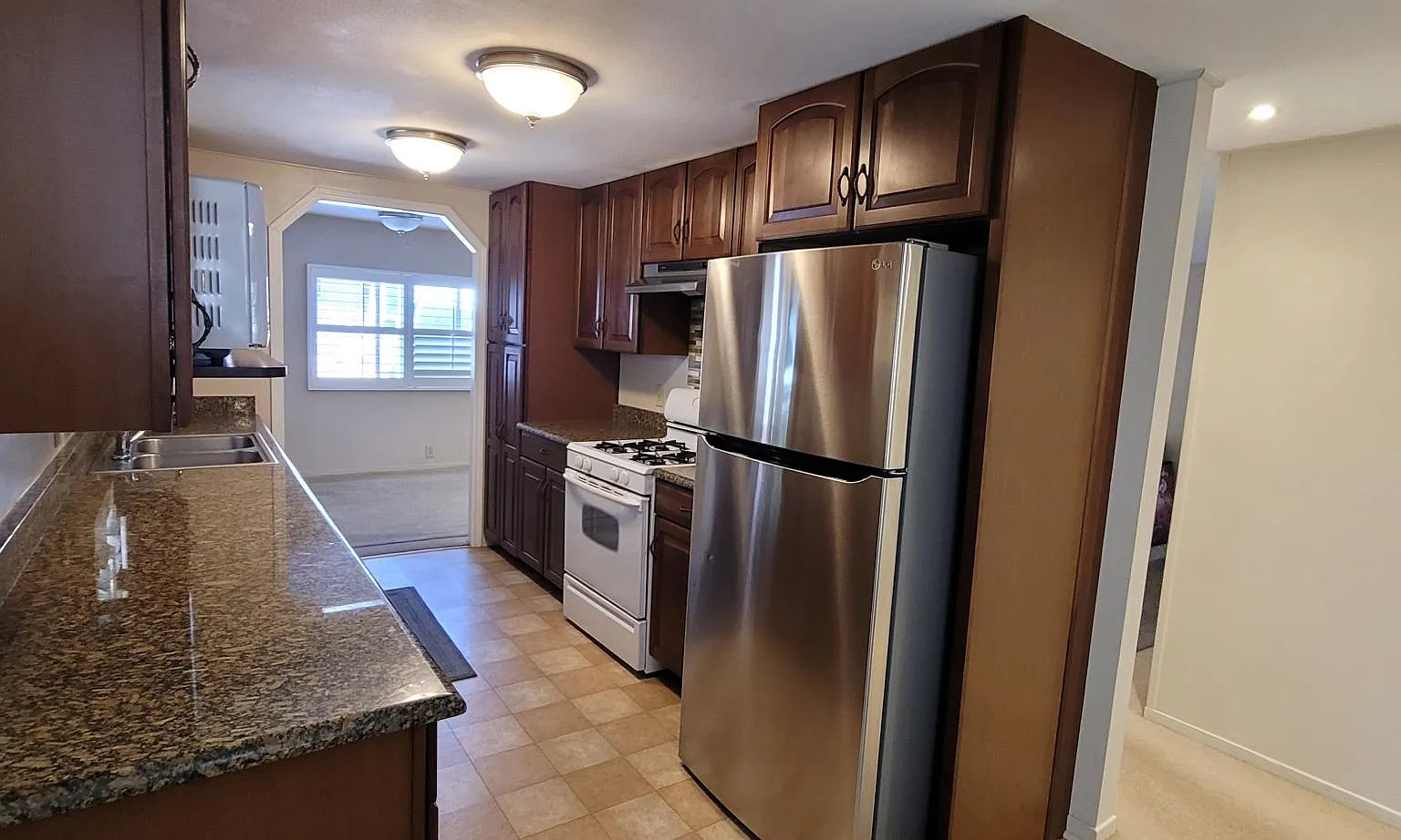 210 Manor Ct — Photo 4
