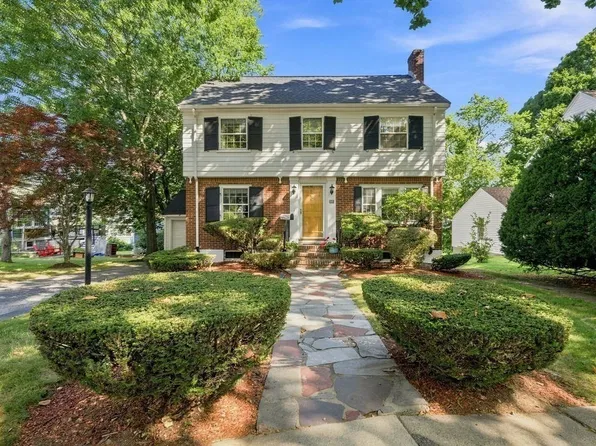 8 Carlson Cir, West Roxbury, MA 02132