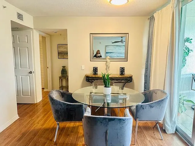 3 bed, 2.0 bath, 1233 sqft, $2,400 — Photo 2