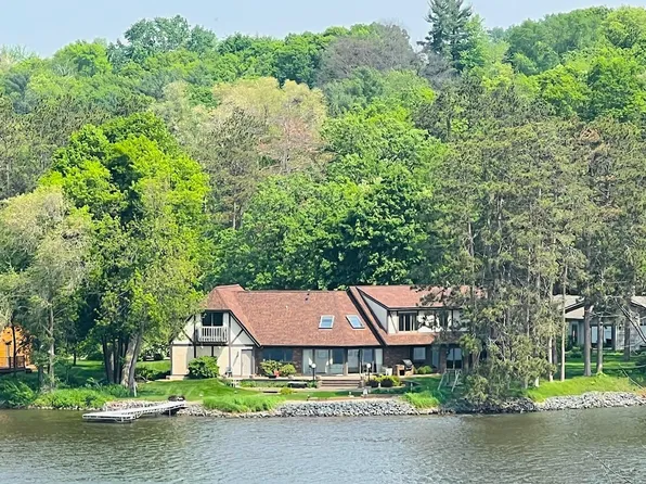 918 Sallys Aly N, Hudson, WI 54016