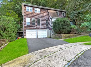 6 Ruth Ct, Great Neck, NY 11023