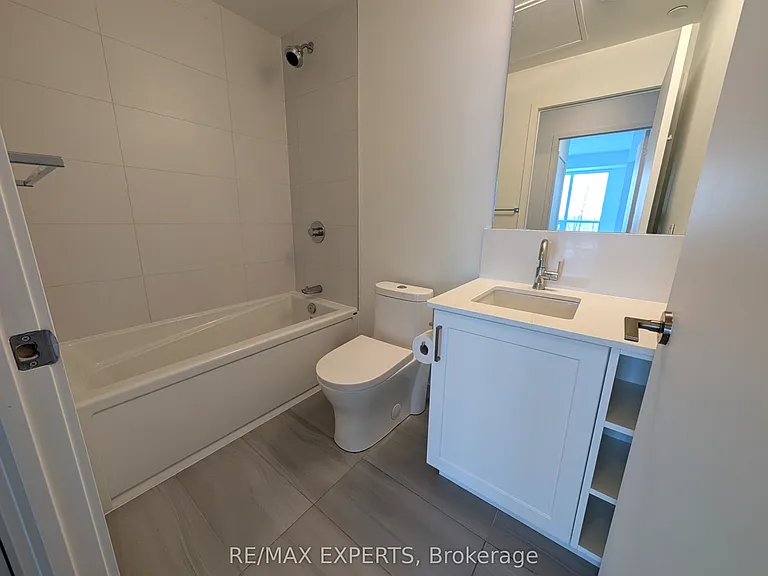 681 Yonge St #527 — Photo 12