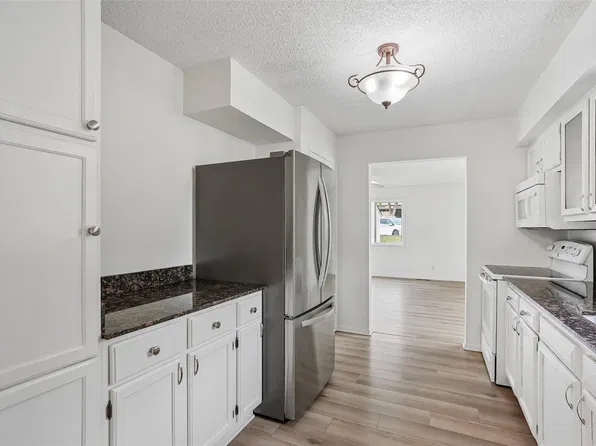 2105 Prospect Ave, West Des Moines, IA 50265