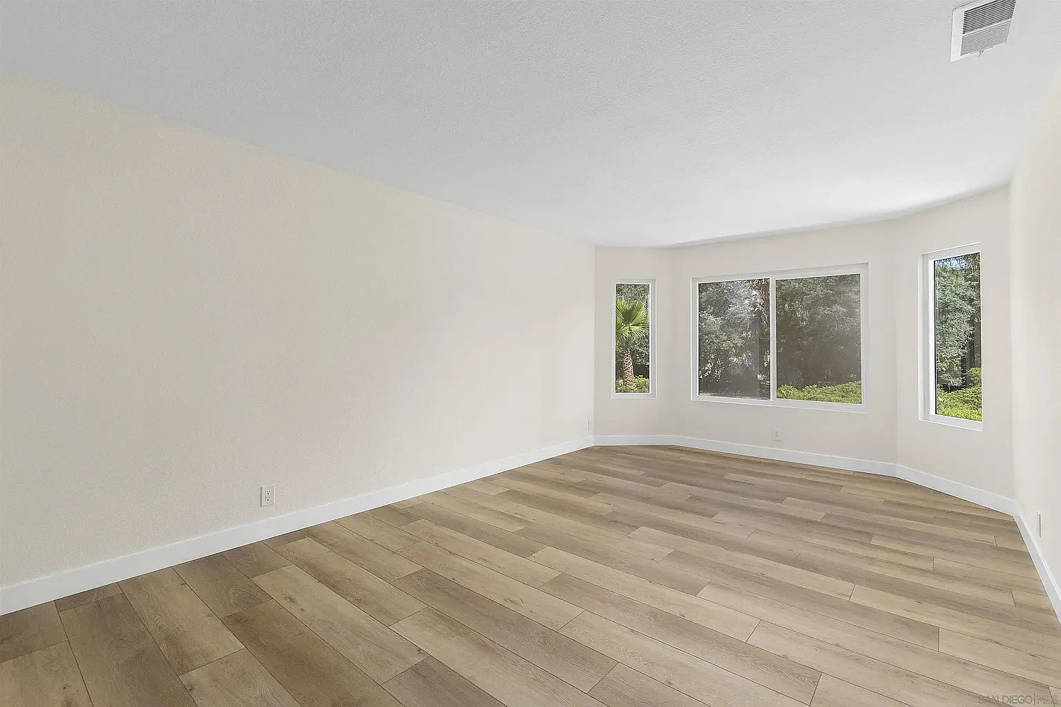 3 bed, 1443 sqft, $4,200 — Photo 3