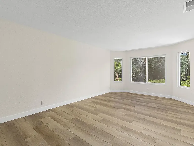 1217 Monte Vista Dr — Photo 3