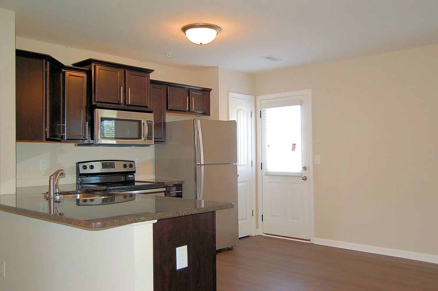 3 bed, 2.5 bath, 1345 sqft, $1,500 — Photo 4