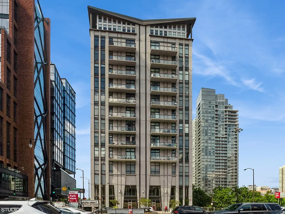 740 W Fulton St #1306