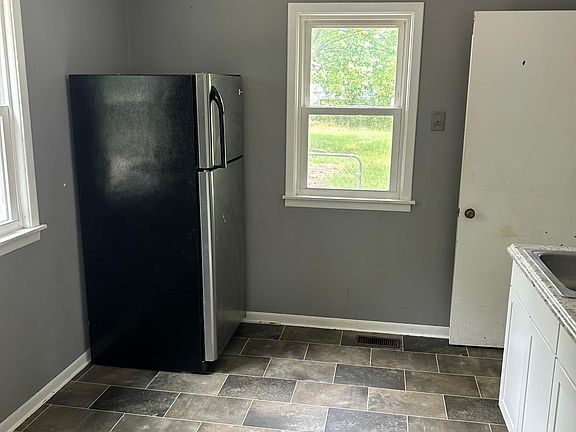Additional cabinets and countertop has been installed. (Photo coming)