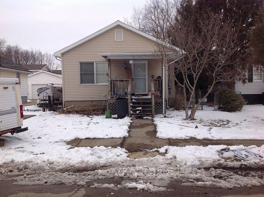 1st image of 924 W Superior St