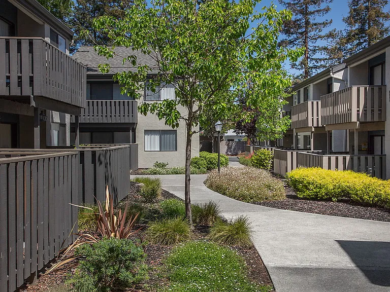 Riley Square — Photo 26