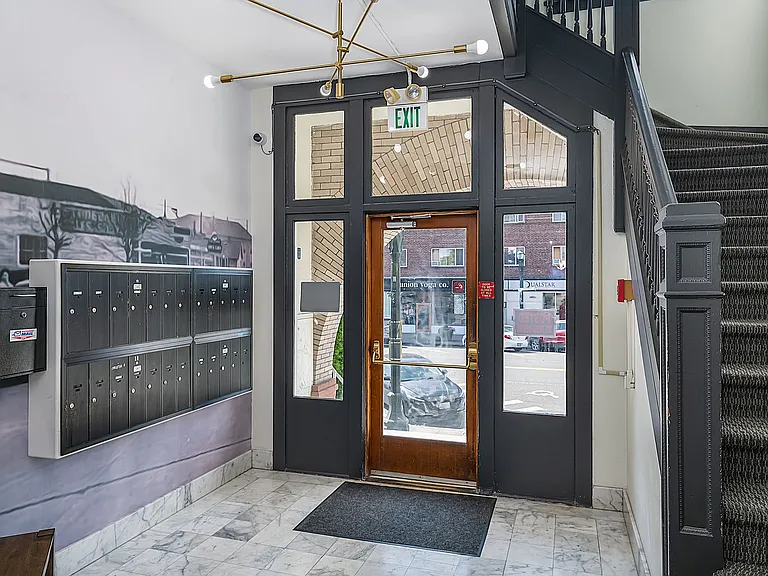 Elegant Renovation! HUGE 1 Bed 1 Bath Available Now! — Photo 3
