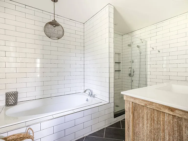 312 Noyack Rd — Photo 11