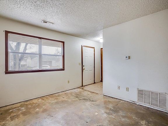 3rd image of 828 N Poplar St