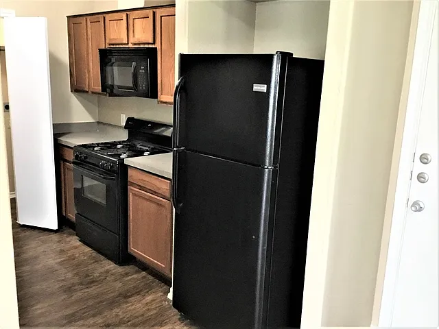 4 bed, 2.5 bath, 2050 sqft, $1,995 — Photo 2