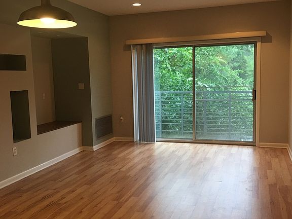 5th image of 302 Stadium Dr APT 106