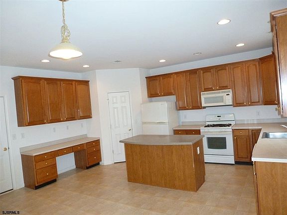 5th image of 103 Kensington Dr